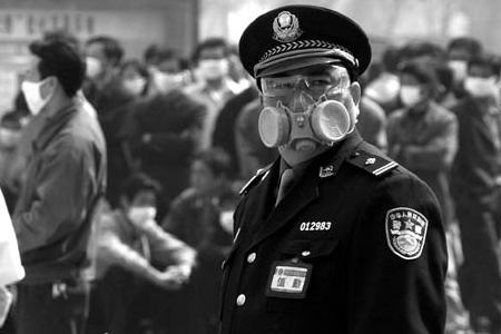 發(fā)生非典時(shí)全民戴防毒口罩應(yīng)對(duì)