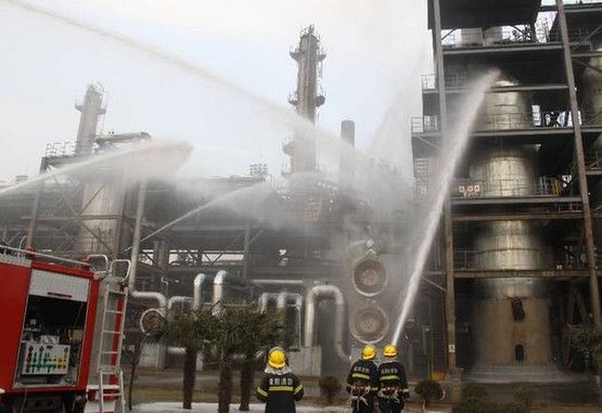 消防人員滅火現(xiàn)場(chǎng)