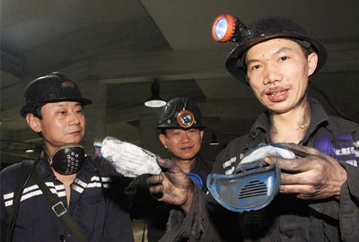 帶防毒面具作業(yè)的煤礦工人
