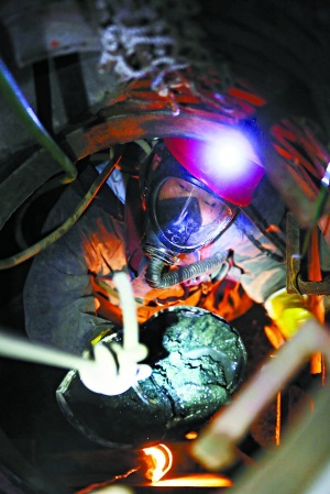 戴長(zhǎng)管呼吸器清理污水管道