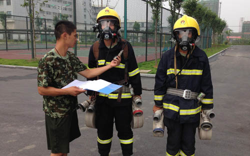 現(xiàn)場消防人員正在測試空氣呼吸器使用時間