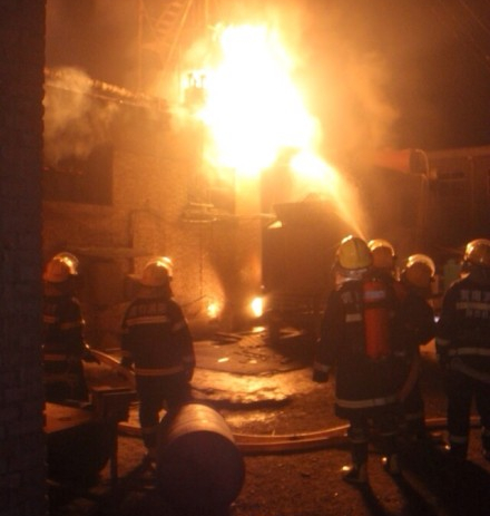 涂料廠突發(fā)大火消防官兵被消防空氣呼吸器滅火現(xiàn)場