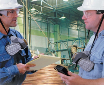 化工行業(yè)工作交流中戴防毒面具防護