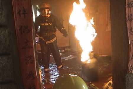 由于燃?xì)庑孤┮l(fā)著火，消防隊(duì)員極力搶救