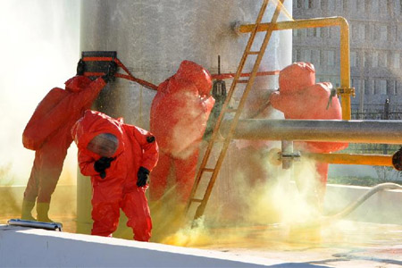 消防員穿全封閉防化服對(duì)泄露氣體進(jìn)行堵截