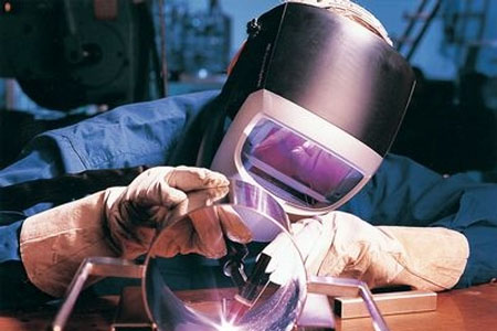  佩戴自動(dòng)變光電焊面罩對(duì)配件維修圖片