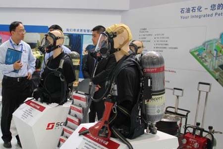 石油化工企業(yè)正在對員工面對面講解個人防護用品