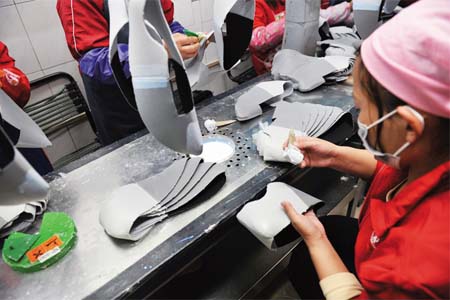 企業(yè)使用防塵口罩應(yīng)對(duì)苯中毒，完不具備防毒面具的防毒性能，不符合防護(hù)要求