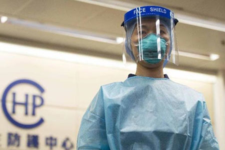 醫(yī)護(hù)人員戴醫(yī)用口罩、防護(hù)面罩雙重防護(hù)埃博拉病毒感染