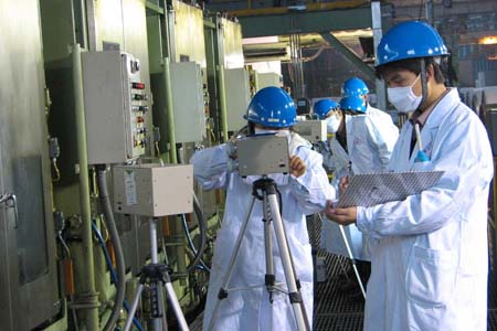 技術人員戴著普通防塵口罩抽檢設備安全性