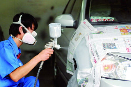 小伙子戴著3M620P防毒面具對(duì)汽車噴漆