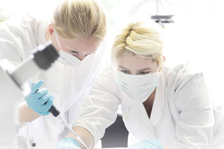 醫(yī)護(hù)人員戴醫(yī)用口罩做實(shí)驗(yàn)