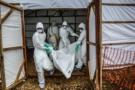 醫(yī)護人員做好埃博拉病毒個人防護對患者尸體進行處理