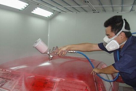 戴防毒口罩對(duì)汽車蓋噴漆作業(yè)