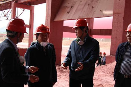 戴防塵口罩檢查粉塵區(qū)域個(gè)人防護(hù)情況