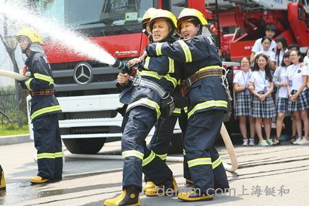 穿上消防服做實(shí)戰(zhàn)演習(xí)