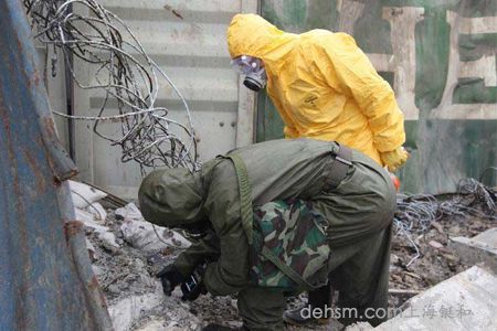天津爆炸事故現(xiàn)場防化部隊(duì)穿杜邦防護(hù)服在搜救人員