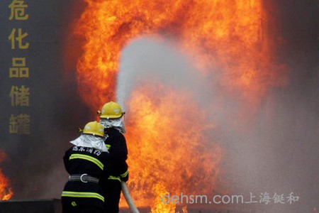 消防員對(duì)危險(xiǎn)化學(xué)品儲(chǔ)罐爆炸現(xiàn)場救援