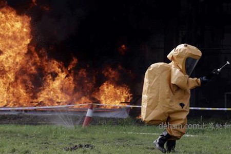 身著銀色隔熱服的滅火攻堅隊員