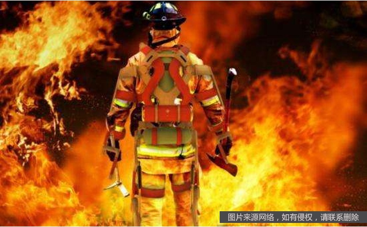 消防員穿消防服進(jìn)入火場(chǎng)救援